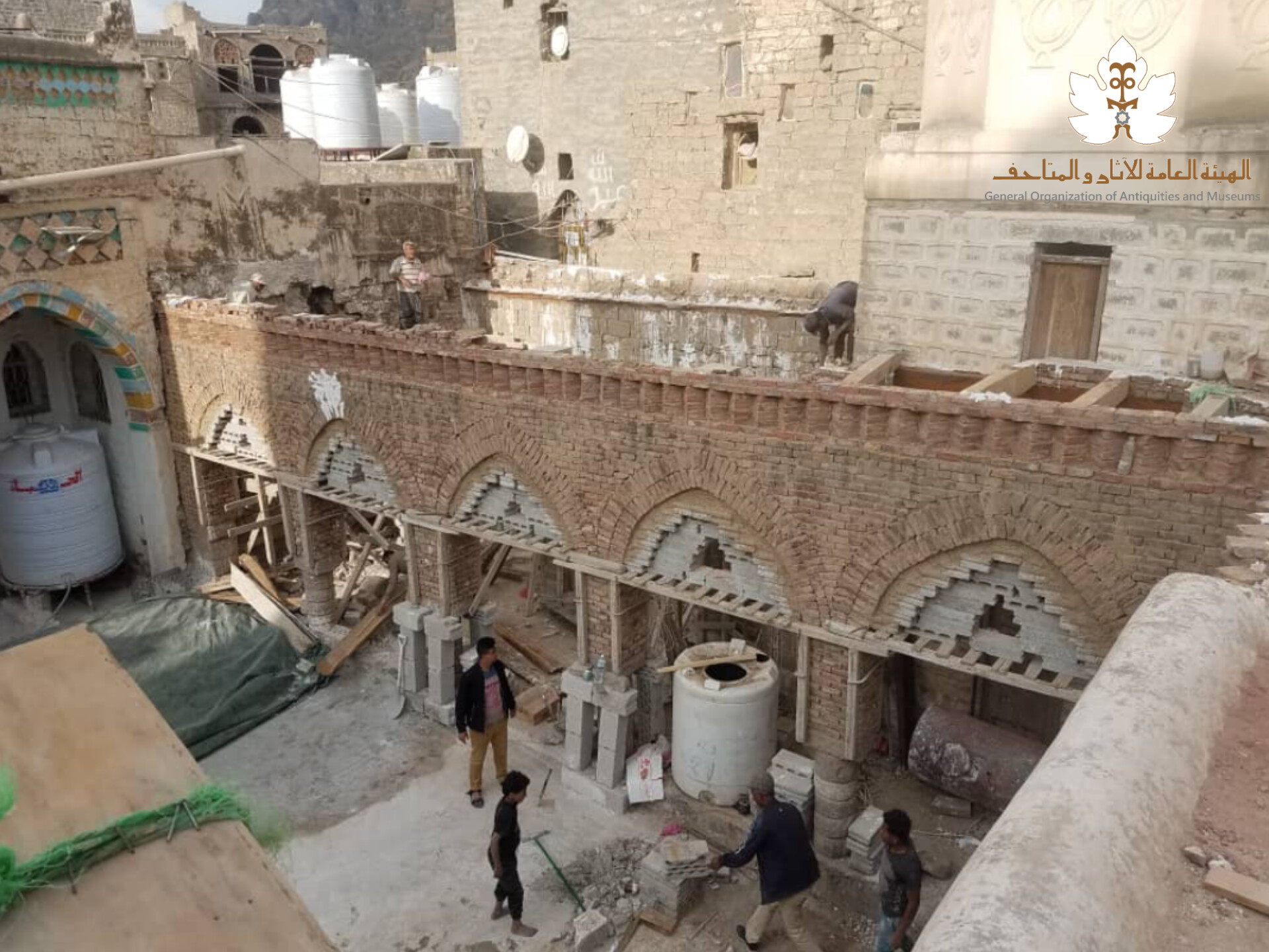 استئناف العمل في مشروع ترميم الجامع الكبير بإب بعد توقف دام 12 عاما - صورة إضافية 2